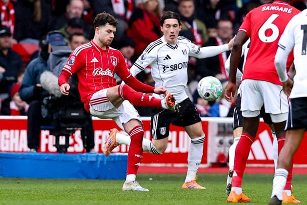 Nottingham Forest v Fulham, Premier League Neco Williams of Nottingham Forest controls the ball during the Nottingham Forest v Fulham Premier League match at the City Ground, West Bridgford, England on 15 March 2026 Credit: Ryan Crockett Every Second Media Editorial use only. All images are copyright Every Second Media Limited. No images may be reproduced without prior permission. All rights reserved. Premier League and Football League images are subject to licensing agreements with Football DataCo Limited. see https: www.football-dataco.com Copyright: xIMAGO EveryxSecondxMediax ESM-1859-0052 RyanxCrockettx xEveryxSecondxMediax
