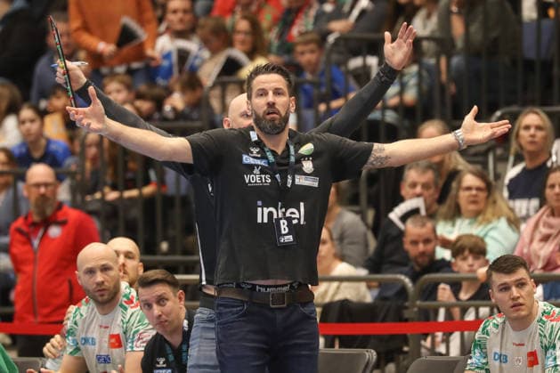 15 03 2026, xgox, Handball Daikin HBL Bergischer HC SC Magdeburg emspor, f l Bennet Wiegert Magdeburg, coach and Yves Grafenhorst Magdeburg, co-coach Complains, complains, scolds Duesseldorf