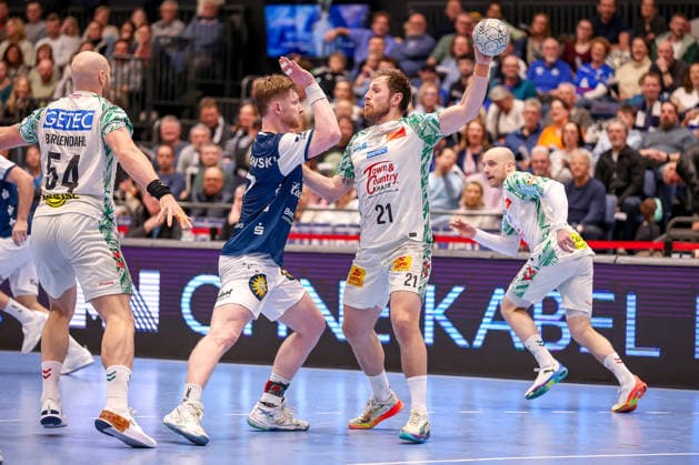 15 03 2026, Handball, HBL, Bergischer HC SC Magdeburg, Mitsubishi Electric HALLE Düsseldorf Johannes Wasielewski BHC 77 in a duel against Albin Lagergren SC Magdeburg 21 North Rhine-Westphalia Germany