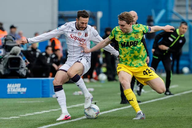 March 15, 2026, Reggio Emilia, REGGIO EMILIA: Sassuolo s Kristian Thorstvedt (R) and Bologna s Federico Bernardeschi in action during the Italian Serie A soccer match US Sassuolo vs Bologna FC at Mapei Stadium in Reggio Emilia, Italy, 15 March 2026. ANSA ELISABETTA BARACCHI. Calcio: Serie A ; Sassuolo - Bologna  - ZUMAa110 20260315_zaf_a110_025 Copyright: xElisabettaxBaracchix