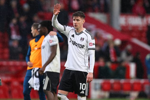 Nottingham Forest v Fulham, Premier League Tom Cairney of Fulham waves to the travelling fans after the Nottingham Forest v Fulham Premier League match at the City Ground, West Bridgford, England on 15 March 2026 Credit: Ryan Crockett Every Second Media Editorial use only. All images are copyright Every Second Media Limited. No images may be reproduced without prior permission. All rights reserved. Premier League and Football League images are subject to licensing agreements with Football DataCo Limited. see https: www.football-dataco.com Copyright: xIMAGO EveryxSecondxMediax ESM-1859-0063 RyanxCrockettx xEveryxSecondxMediax