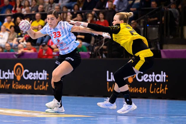 Handball DHB Cup, Final, HSG Bensheim Auerbach Borussia Dortmund Lucie Marie Kretzschmar Bensheim , Emma Olsson Dortmund Stuttgart Porsche Arena Baden Württemberg Germany