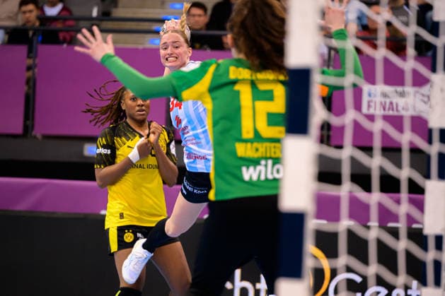 Handball DHB Cup, Final, HSG Bensheim Auerbach Borussia Dortmund Mia Ziercke Bensheim , Goalkeeper Sarah Wachter Dortmund Stuttgart Porsche Arena Baden Württemberg Germany