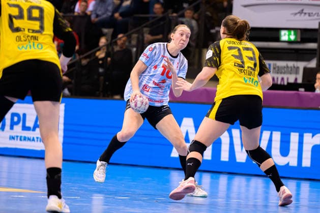 Handball DHB Cup, Final, HSG Bensheim Auerbach Borussia Dortmund Matilda Ehlert Bensheim , Guro Nestaker Dortmund Stuttgart Porsche Arena Baden Württemberg Germany