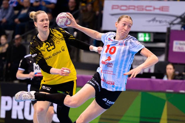 Handball DHB Cup, Final, HSG Bensheim Auerbach Borussia Dortmund v li Emma Olsson Dortmund , Matilda Ehlert Bensheim Stuttgart Porsche Arena Baden Württemberg Germany