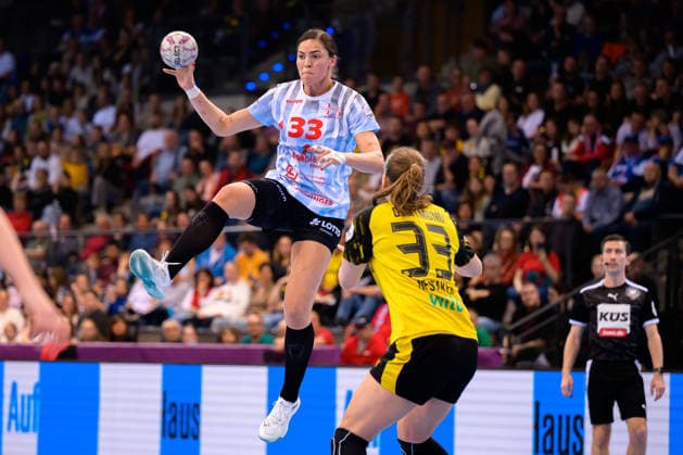 Handball DHB Cup, Final, HSG Bensheim Auerbach Borussia Dortmund Lucie Marie Kretzschmar Bensheim , Guro Nestaker Dortmund Stuttgart Porsche Arena Baden Württemberg Germany