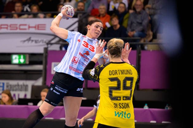 Handball DHB Cup, Final, HSG Bensheim Auerbach Borussia Dortmund Lucie Marie Kretzschmar Bensheim , Emma Olsson Dortmund Stuttgart Porsche Arena Baden Württemberg Germany