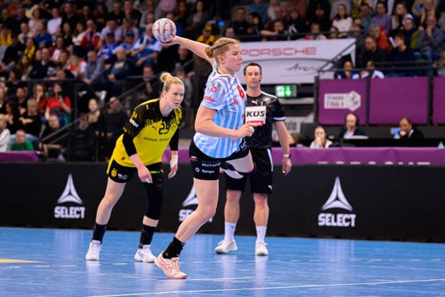Handball DHB Cup, Final, HSG Bensheim Auerbach Borussia Dortmund Nina Engel Bensheim Stuttgart Porsche Arena Baden Württemberg Germany