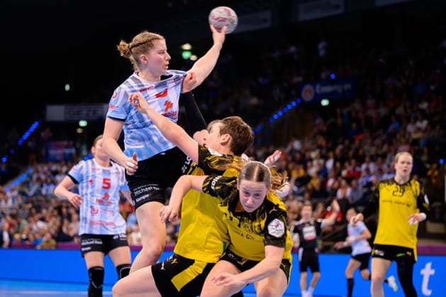 Handball DHB Cup, Final, HSG Bensheim Auerbach Borussia Dortmund Nina Engel Bensheim , Alina Grijseels Dortmund Stuttgart Porsche Arena Baden Württemberg Germany