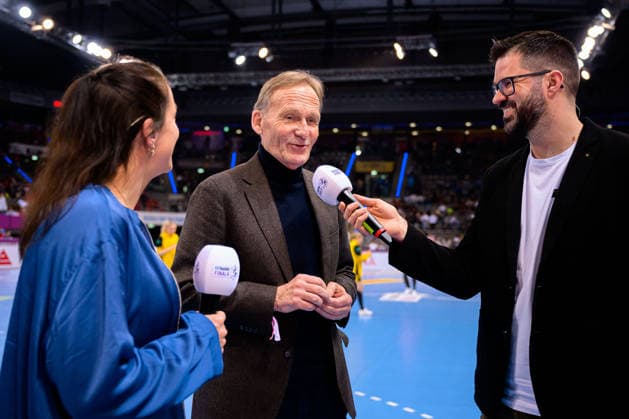 Handball DHB Cup, Final, HSG Bensheim Auerbach Borussia Dortmund from left Isabell Klein, Hans Joachim Watzke interviewed by Tobias Schimon Stuttgart Porsche Arena Baden Württemberg Germany