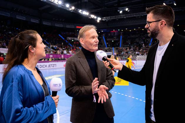 Handball DHB Cup, Final, HSG Bensheim Auerbach Borussia Dortmund from left Isabell Klein, Hans Joachim Watzke interviewed by Tobias Schimon Stuttgart Porsche Arena Baden Württemberg Germany