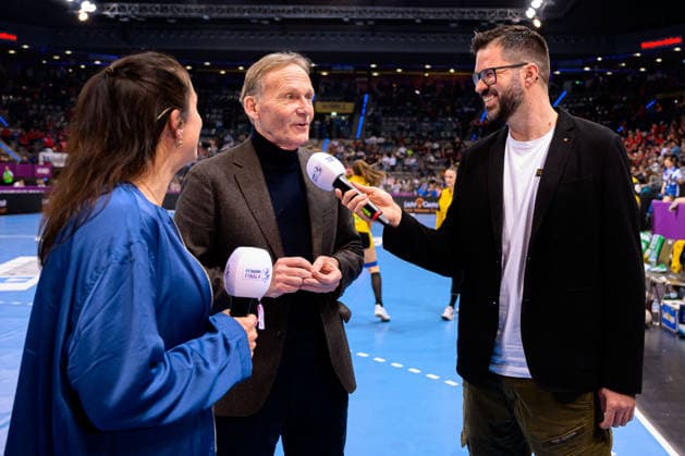 Handball DHB Cup, Final, HSG Bensheim Auerbach Borussia Dortmund from left Isabell Klein, Hans Joachim Watzke interviewed by Tobias Schimon Stuttgart Porsche Arena Baden Württemberg Germany