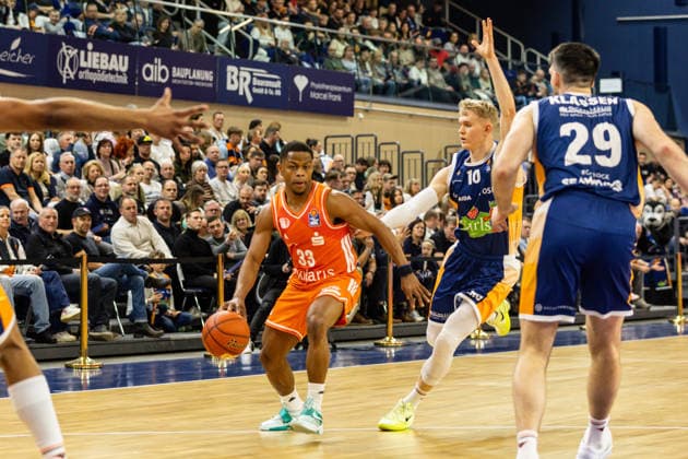 GER, easy Credit Basketball Bundesliga, Rostock Seawolves Niners Chemnitz 15 03 2026, Stadthalle, Rostock, GER, easy Credit Basketball Bundesliga, Rostock Seawolves Niners Chemnitz Eric Washington Niners Chemnitz, 33 , Lukasz Kolenda Rostock Seawolves 10 Foto Alexander Trienitz Rostock Stadthalle Mecklenburg Vorpommern Germany
