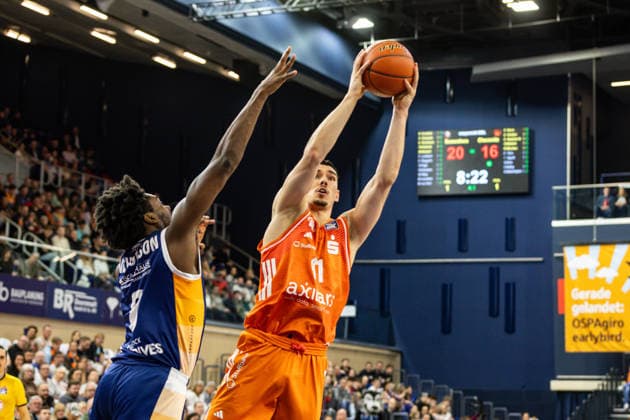 GER, easy Credit Basketball Bundesliga, Rostock Seawolves Niners Chemnitz 15 03 2026, Stadthalle, Rostock, GER, easy Credit Basketball Bundesliga, Rostock Seawolves Niners Chemnitz Yordan Minchev Niners Chemnitz, 91 , Kassim Nicholson Rostock Seawolves 8 Foto Alexander Trienitz Rostock Stadthalle Mecklenburg Vorpommern Germany