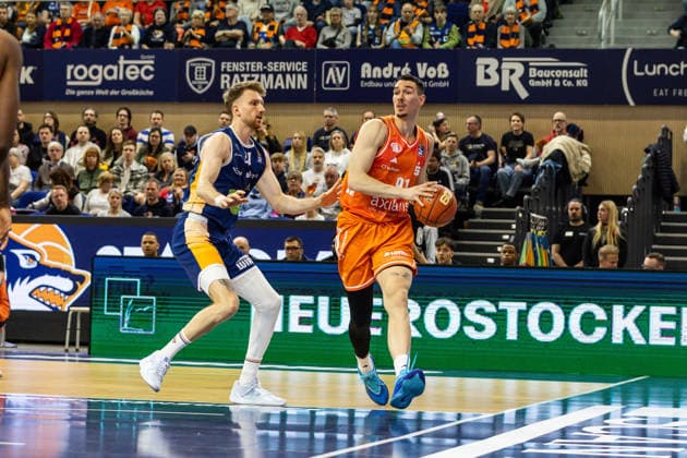 GER, easy Credit Basketball Bundesliga, Rostock Seawolves Niners Chemnitz 15 03 2026, Stadthalle, Rostock, GER, easy Credit Basketball Bundesliga, Rostock Seawolves Niners Chemnitz Yordan Minchev Niners Chemnitz, 91 , Andy van Vliet Rostock Seawolves 81 Foto Alexander Trienitz Rostock Stadthalle Mecklenburg Vorpommern Germany
