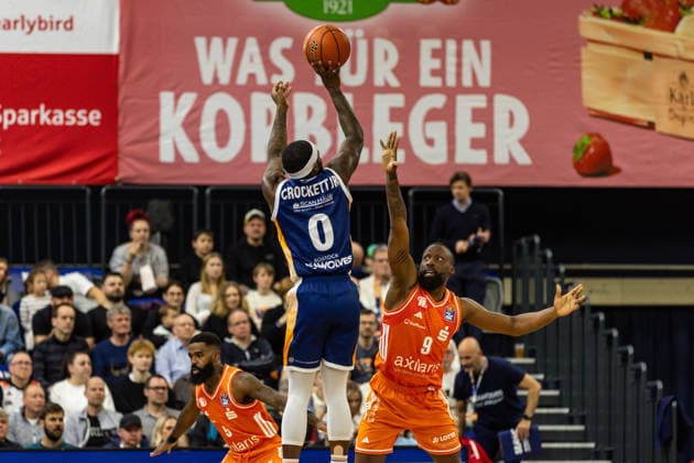 GER, easy Credit Basketball Bundesliga, Rostock Seawolves Niners Chemnitz 15 03 2026, Stadthalle, Rostock, GER, easy Credit Basketball Bundesliga, Rostock Seawolves Niners Chemnitz TJ Crockett Jr Rostock Seawolves 0 , John Edward Newman III Niners Chemnitz, 9 Foto Alexander Trienitz Rostock Stadthalle Mecklenburg Vorpommern Germany