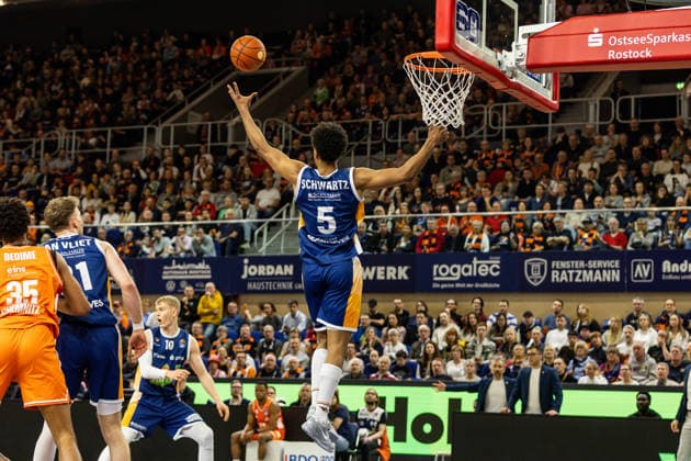 GER, easy Credit Basketball Bundesliga, Rostock Seawolves Niners Chemnitz 15 03 2026, Stadthalle, Rostock, GER, easy Credit Basketball Bundesliga, Rostock Seawolves Niners Chemnitz D Shawn Schwartz Rostock Seawolves 5 Foto Alexander Trienitz Rostock Stadthalle Mecklenburg Vorpommern Germany