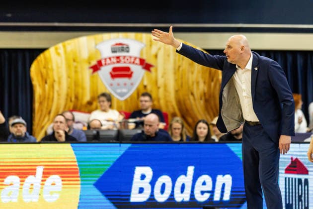 GER, easy Credit Basketball Bundesliga, Rostock Seawolves Niners Chemnitz 15 03 2026, Stadthalle, Rostock, GER, easy Credit Basketball Bundesliga, Rostock Seawolves Niners Chemnitz Przemyslaw Frasunkiewicz Head Coach , Rostock Seawolves gives hand signal Photo Alexander Trienitz Rostock Stadthalle Mecklenburg Vorpommern Germany