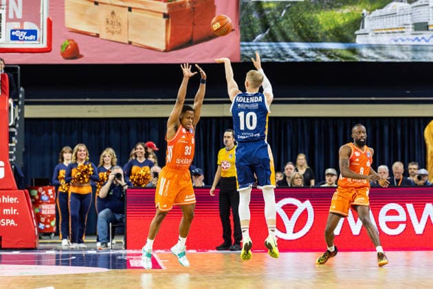 GER, easy Credit Basketball Bundesliga, Rostock Seawolves Niners Chemnitz 15 03 2026, Stadthalle, Rostock, GER, easy Credit Basketball Bundesliga, Rostock Seawolves Niners Chemnitz Lukasz Kolenda Rostock Seawolves 10 , Eric Washington Niners Chemnitz, 33 Photo Alexander Trienitz Rostock Stadthalle Mecklenburg Vorpommern Germany