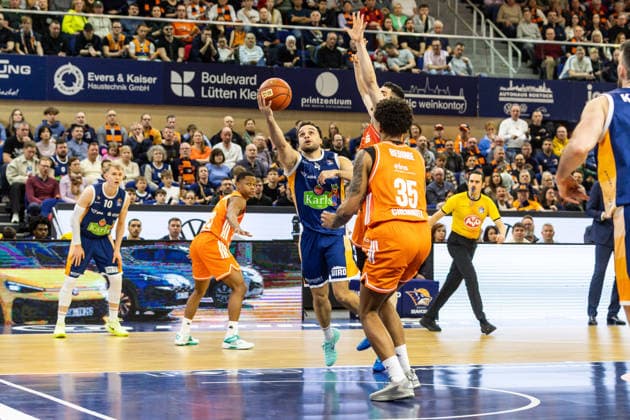 GER, easy Credit Basketball Bundesliga, Rostock Seawolves Niners Chemnitz 15 03 2026, Stadthalle, Rostock, GER, easy Credit Basketball Bundesliga, Rostock Seawolves Niners Chemnitz Elias Baggette Rostock Seawolves 4 , Roman Bedime Niners Chemnitz, 35 Foto Alexander Trienitz Rostock Stadthalle Mecklenburg Vorpommern Germany