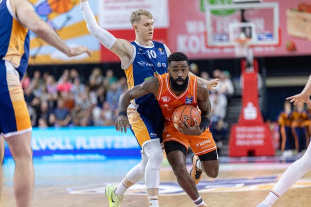 John Newman III NINERS Chemnitz, 09 in duel with Lukasz Kolenda ROSTOCK SEAWOLVES, 10 , GER, Rostock Seawolves vs NINERS Chemnitz, easycredit BBL, Basketball, Bundesliga, 24 Matchday, Season 2025 2026, 15 03 2026 GER, Rostock Seawolves vs NINERS Chemnitz, easycredit BBL, Basketball, Bundesliga, 24 Matchday, Season 2025 2026, 15 03 2026 Rostock Copyright: xEibner-Pressefoto DenverxEhrlichx EP_DEH