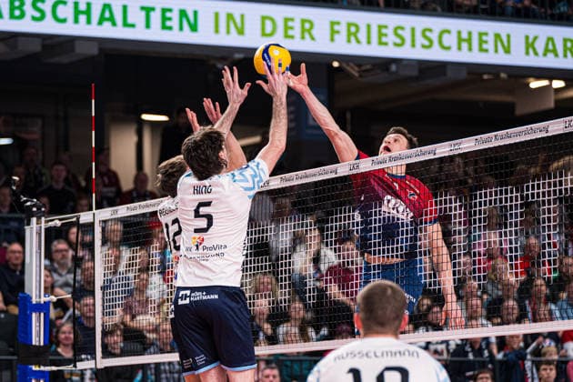 Volleyball I Men I Season 2025 2026 I Bundesliga I SVG Lüneburg ASV Dachau I 15 03 2026 Duel between Christopher Byam 4, SVG Lüneburg , Alexander King 5, ASV Dachau and Tobias Besenböck 12, ASV Dachau Lüneburg LKH Arena Niedersachsen Germany Copyright: xLobeca Björn-OlexKehmx