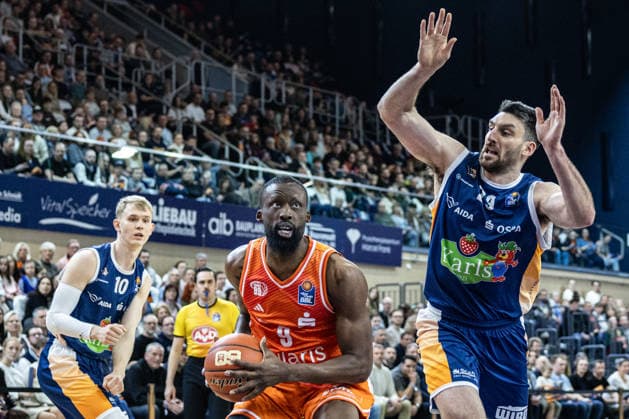 John Newman III NINERS Chemnitz, 09 , Owen Klassen ROSTOCK SEAWOLVES, 29 , GER, Rostock Seawolves vs NINERS Chemnitz, easycredit BBL, Basketball, Bundesliga, 24 Spieltag, Spielzeit 2025 2026, 15 03 2026 GER, Rostock Seawolves vs NINERS Chemnitz, easycredit BBL, Basketball, Bundesliga, 24 Spieltag, Spielzeit 2025 2026, 15 03 2026 Rostock Copyright: xEibner-Pressefoto DenverxEhrlichx EP_DEH