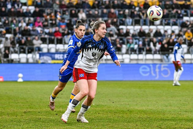 Soccer I Women I Season 2025 2026 I Bundesliga I 20 Matchday I FC Carl Zeiss Jena Hamburger SV I 15 03 2026 Noemi Gentile 25, FC Carl Zeiss Jena goes one-on-one against Maria Mikolajova 27, Hamburger SV Jena Ernst Abbe Sportfeld, ad hoc Arena Thüringen Germany Copyright: xLobeca InesxHähnelx