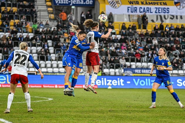 Soccer I Women I Season 2025 2026 I Bundesliga I 20 Matchday I FC Carl Zeiss Jena Hamburger SV I 15 03 2026 Header duel Josephine Bonsu 23, FC Carl Zeiss Jena and Melanie Brunnthaler 11, Hamburger SV Jena Ernst Abbe Sportfeld, ad hoc Arena Thüringen Germany Copyright: xLobeca InesxHähnelx