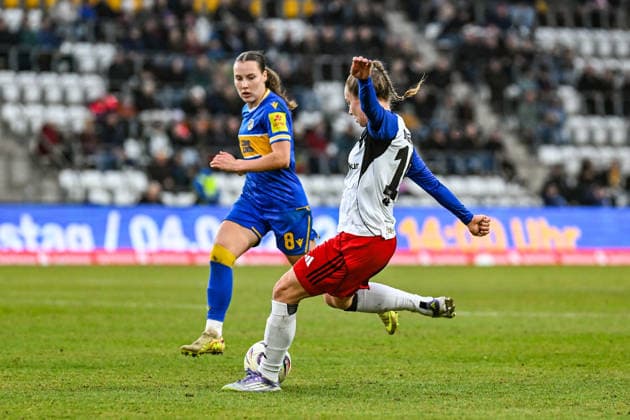 Soccer I Women I Season 2025 2026 I Bundesliga I 20 Matchday I FC Carl Zeiss Jena Hamburger SV I 15 03 2026 Christin Meyer 16, Hamburger SV shoots, Felicia Sophie Sträßer 8, FC Carl Zeiss Jena rushes to the defense Jena Ernst Abbe Sportfeld, ad hoc Arena Thuringia Germany Copyright: xLobeca InesxHähnelx