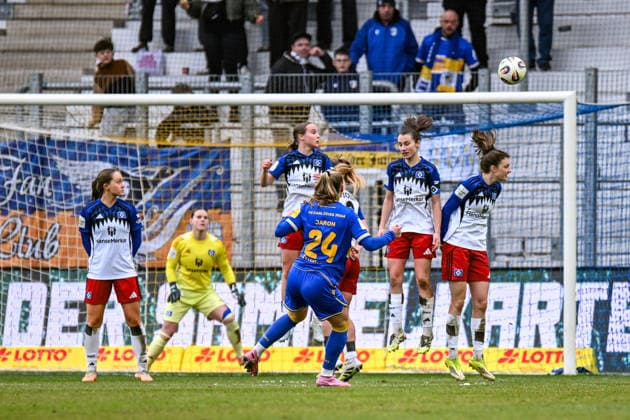 Soccer I Women I Season 2025 2026 I Bundesliga I 20 Matchday I FC Carl Zeiss Jena Hamburger SV I 15 03 2026 Isabella Jaron 24, FC Carl Zeiss Jena takes the free kick over the wall on goal Jena Ernst Abbe Sportfeld, ad hoc Arena Thüringen Germany Copyright: xLobeca InesxHähnelx