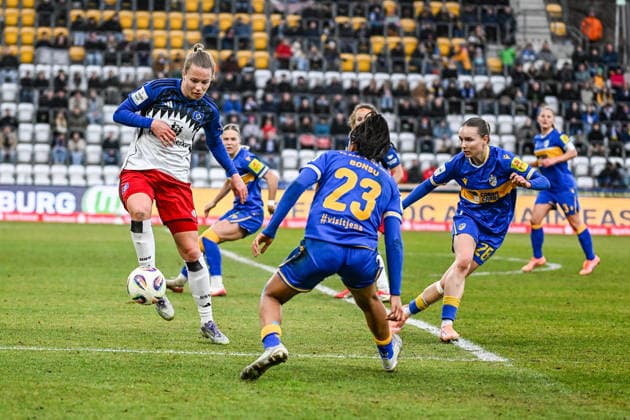 Soccer I Women I Season 2025 2026 I Bundesliga I 20 Matchday I FC Carl Zeiss Jena Hamburger SV I 15 03 2026 Christin Meyer 16, Hamburger SV passes the ball to Josephine Bonsu 23, FC Carl Zeiss Jena Jena Ernst Abbe Sportfeld, ad hoc Arena Thüringen Germany Copyright: xLobeca InesxHähnelx