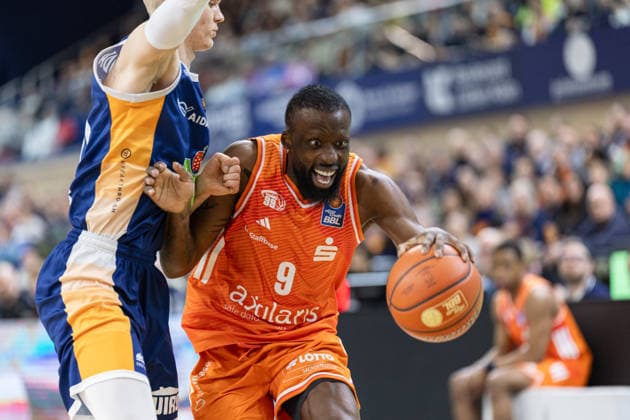 John Newman III NINERS Chemnitz, 09 in duel with Lukasz Kolenda ROSTOCK SEAWOLVES, 10 , GER, Rostock Seawolves vs NINERS Chemnitz, easycredit BBL, Basketball, Bundesliga, 24 Matchday, Season 2025 2026, 15 03 2026 GER, Rostock Seawolves vs NINERS Chemnitz, easycredit BBL, Basketball, Bundesliga, 24 Matchday, Season 2025 2026, 15 03 2026 Rostock Copyright: xEibner-Pressefoto DenverxEhrlichx EP_DEH