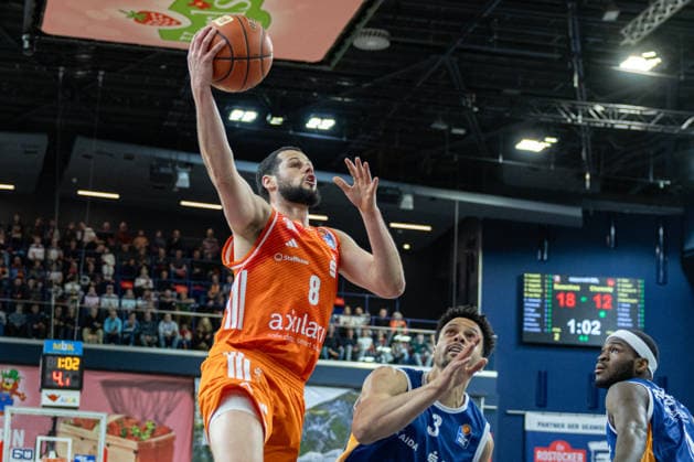 John Newman III NINERS Chemnitz, 09 , Dominic Lockhart ROSTOCK SEAWOLVES, 03 , GER, Rostock Seawolves vs NINERS Chemnitz, easycredit BBL, Basketball, Bundesliga, 24 Matchday, Season 2025 2026, 15 03 2026 GER, Rostock Seawolves vs NINERS Chemnitz, easycredit BBL, Basketball, Bundesliga, 24 Matchday, Season 2025 2026, 15 03 2026 Rostock Copyright: xEibner-Pressefoto DenverxEhrlichx EP_DEH