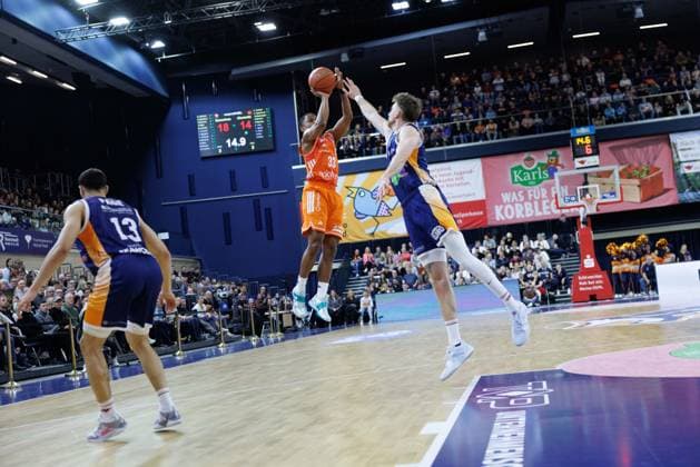 Eric Washington NINERS Chemnitz, 33 , Andy van Vliet ROSTOCK SEAWOLVES, 81 , GER, Rostock Seawolves vs NINERS Chemnitz, easycredit BBL, Basketball, Bundesliga, 24 Matchday, Season 2025 2026, 15 03 2026 GER, Rostock Seawolves vs NINERS Chemnitz, easycredit BBL, Basketball, Bundesliga, 24 Matchday, Season 2025 2026, 15 03 2026 Rostock Copyright: xEibner-Pressefoto DenverxEhrlichx EP_DEH