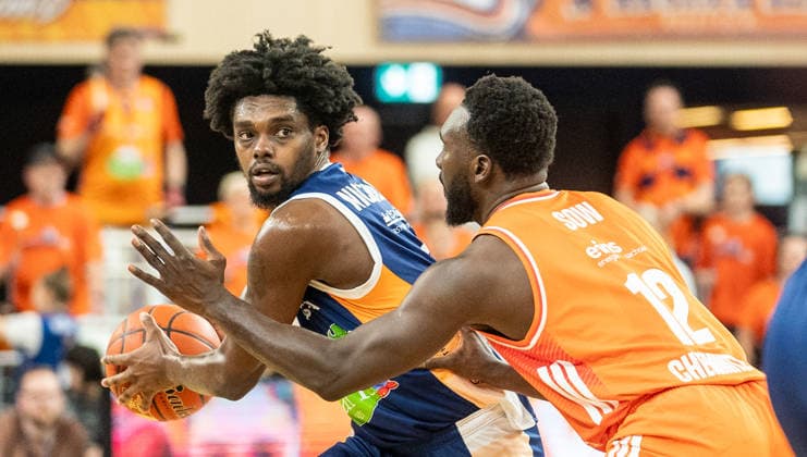 15 3 2026, Basketball, Men, easy credit BBL, easy credit Bundesliga, BBL, Bundesliga, 23 Matchday, Rostock Seawolves Niners Chemnitz Kassim Nicholson Rostock Seawolves, left against Amadou Sow Niners Chemnitz, right Rostock Stadthalle Mecklenburg Vorpommern Germany