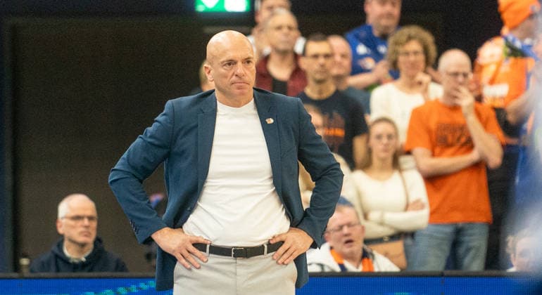 15 3 2026, Basketball, Men, easy credit BBL, easy credit Bundesliga, BBL, Bundesliga, 23 Matchday, Rostock Seawolves Niners Chemnitz Coach Rodrigo Pastore Niners Chemnitz Rostock Stadthalle Mecklenburg Vorpommern Germany