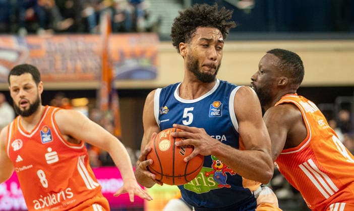 15 3 2026, Basketball, Men, easy credit BBL, easy credit Bundesliga, BBL, Bundesliga, 23 Matchday, Rostock Seawolves Niners Chemnitz DÂ Shawn Schwartz Rostock Seawolves, Center against John Newman III Niners Chemnitz, re Rostock Stadthalle Mecklenburg Vorpommern Germany