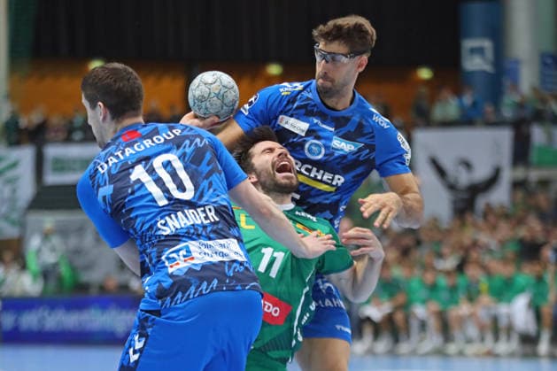 Handball DAIKIN HBL, SC DHfK Leipzig TVB Stuttgart 15 03 2026 Lukas Binder 11, SC DHfK Leipzig goes down between Ivan Snajder 10, TVB Stuttgart and Antonio Serradilla 5, TVB Stuttgart Handball, DAIKIN HBL, 1 Bundesliga, Season 2025 2026, 25 Matchday SC DHfK Leipzig vs TVB Stuttgart on 15 03 2026 at Quarterback Immobilien Arena Leipzig Copyright: xBEAUTIFULxSPORTS JanxKaeferx
