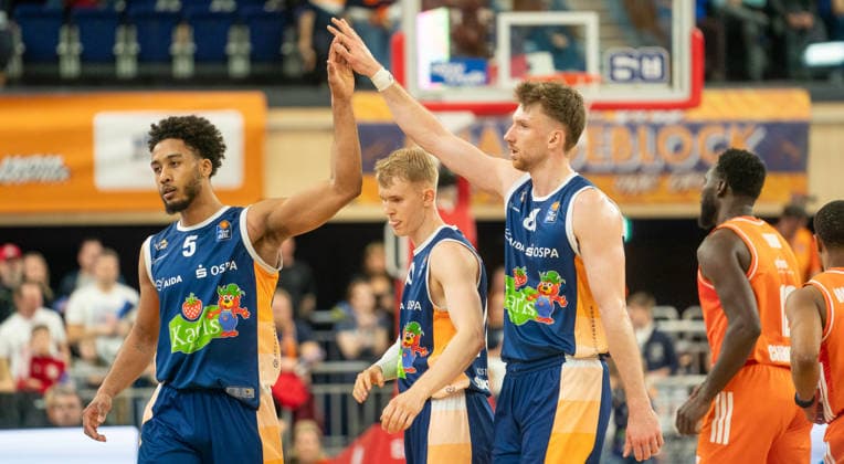 15 3 2026, Basketball, Men, easy credit BBL, easy credit Bundesliga, BBL, Bundesliga, 23 Matchday, Rostock Seawolves Niners Chemnitz DÂ Shawn Schwartz Rostock Seawolves, left, Åukasz Kolenda Rostock Seawolves, center and Andy Van Vliet Rostock Seawolves, 2 v left Rostock Stadthalle Mecklenburg Vorpommern Germany