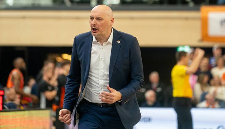 15 3 2026, Basketball, Men, easy credit BBL, easy credit Bundesliga, BBL, Bundesliga, 23 Matchday, Rostock Seawolves Niners Chemnitz Coach PrzemysÅaw Frasunkiewicz Rostock Seawolves Rostock Stadthalle Mecklenburg-Vorpommern Germany