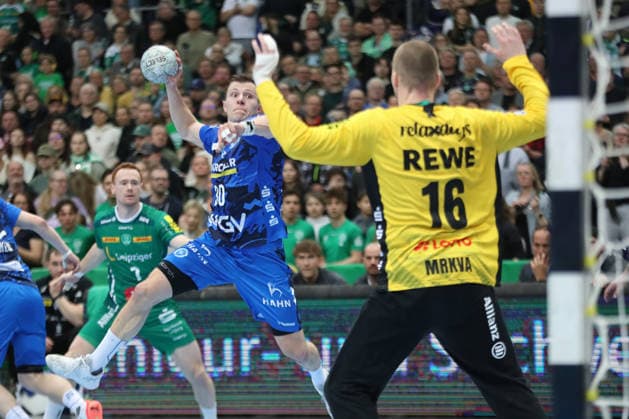 Handball DAIKIN HBL, SC DHfK Leipzig TVB Stuttgart 15 03 2026 Marco Mengon 30, TVB Stuttgart flies towards goalkeeper Tomas Mrkva 16, SC DHfK Leipzig Handball, DAIKIN HBL, 1 Bundesliga, Season 2025 2026, 25 Matchday SC DHfK Leipzig vs TVB Stuttgart on 15 03 2026 at the Quarterback Immobilien Arena Leipzig Copyright: xBEAUTIFULxSPORTS JanxKaeferx