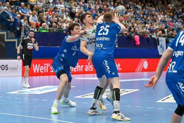 Elias Newel Frisch AUf Goeppingen, 40 on the ball against Joel Willecke TBV Lemgo Lippe, 24 and Nils Versteijnen TBV Lemgo Lippe, 25 TBV Lemgo Lippe vs Frisch Auf Goeppingen, Handball, 1 Bundesliga, 25 Matchday, 2025 2026 Season, 15 03 2026, TBV Lemgo Lippe vs Frisch Auf Goeppingen, Handball, 1 Bundesliga, 25 Matchday, 2025 2026 Season, 15 03 2026 Lemgo Copyright: xEibner-Pressefoto RobertxGertzenx EP_RGN