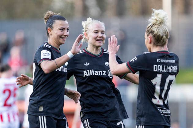 Google Pixel Women Bundesliga 1 FC Köln FC Bayern München 15 03 2026 Linda Dallmann FC Bayern München, 10 cheers after her goal with Arianna Caruso FC Bayern München, 27 and Pernille Harder FC Bayern München, 21 on matchday 20 of the Google Pixel Women Bundesliga in the match between 1 FC Köln and FC Bayern München on 15 03 2026 at Franz Kremer Stadion in Cologne, Germany Copyright: xBEAUTIFULxSPORTS Meuselx