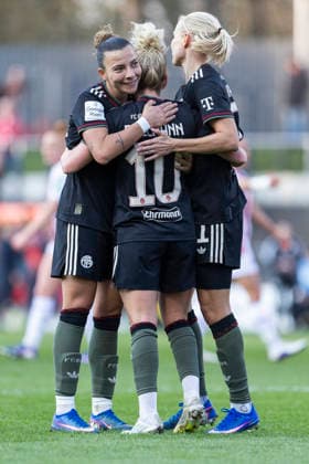 Google Pixel Women Bundesliga 1 FC Köln FC Bayern München 15 03 2026 Linda Dallmann FC Bayern München, 10 cheers after her goal with Arianna Caruso FC Bayern München, 27 and Pernille Harder FC Bayern München, 21 on matchday 20 of the Google Pixel Women Bundesliga in the match between 1 FC Köln and FC Bayern München on 15 03 2026 at Franz Kremer Stadion in Cologne, Germany Copyright: xBEAUTIFULxSPORTS Meuselx
