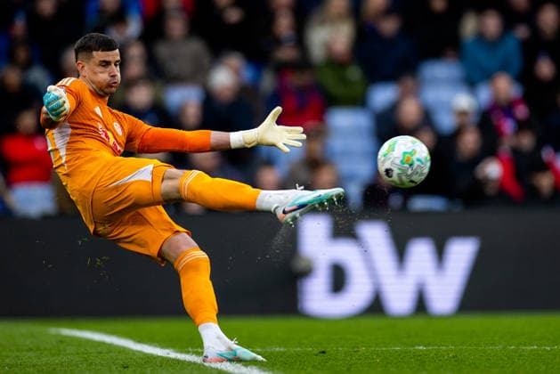 LONDON, ENGLAND - MARCH 15: Leeds United goalkeeper Karl Darlow kicks the ball during the Premier League match between Crystal Palace and Leeds United at Selhurst Park on March 15, 2026 in London, England.  Copyright: xRenexNijhuis MBxMediax
