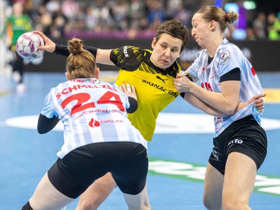 Alina Grijseels Borussia Dortmund, 04 in duel with Matilda Ehlert HSG Bensheim Auerbach, 10 and Meike Schmelzer HSG Bensheim Auerbach, 24 , HSG Bensheim Auerbach vs Borussia Dortmund, Handball, DHB Pokal Haushahn Final 4, Final, Season 2025 2026, 15 03 2026 HSG Bensheim Auerbach vs Borussia Dortmund, Handball, DHB Pokal Haushahn Final 4, Final, Season 2025 2026, 15 03 2026 Stuttgart Copyright: xMichaelxSchmidt Eibner-Pressefotx EP_MST