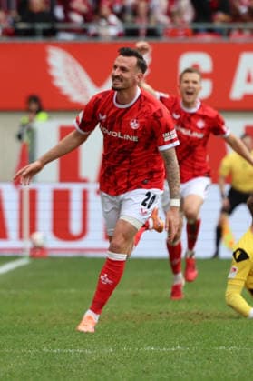 15 03 2026, xrekx, Fußball 2 Bundesliga, 1 FC Kaiserslautern Karlsruher SC v l Torjubel nach dem Tor zum celebrating the goal celebrate 2 0 durch Mergim Berisha 1 FC Kaiserslautern DFL DFB REGULATIONS PROHIBIT ANY USE OF PHOTOGRAPHS as IMAGE SEQUENCES and or QUASI VIDEO Kaiserslautern