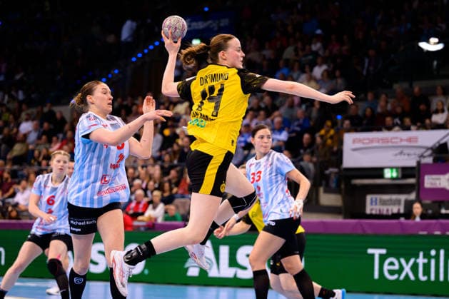 Handball DHB Cup, Final, HSG Bensheim Auerbach Borussia Dortmund Alieke van Maurik Dortmund Stuttgart Porsche Arena Baden Württemberg Germany