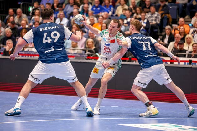 15 03 2026, Handball, HBL, Bergischer HC SC Magdeburg, Mitsubishi Electric HALLE Düsseldorf Aron Seesing BHC 49 Johannes Wasielewski BHC 77 in a duel against Felix Claar SC Magdeburg 07 North Rhine-Westphalia Germany